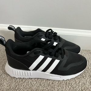 Boys Adidas Ortholite Black and White. Size 3. Worn once!